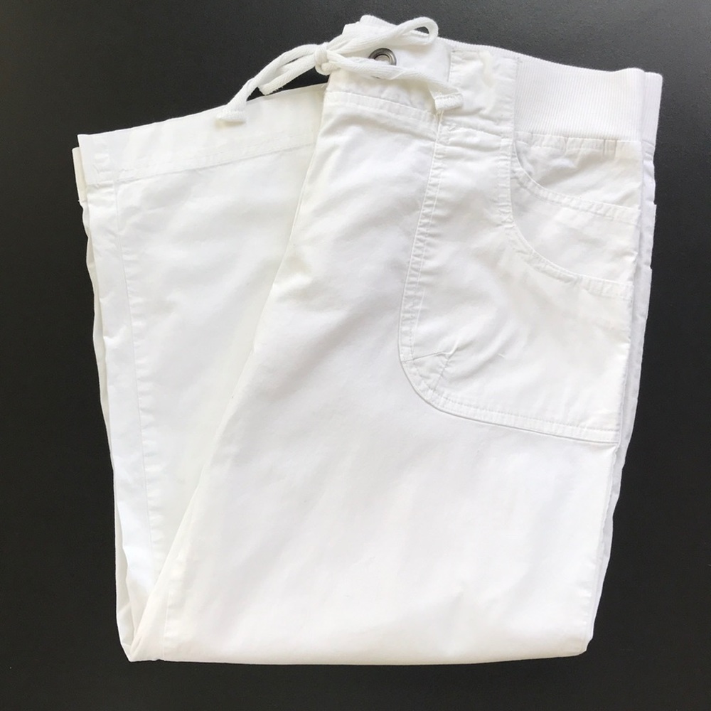 White Capris Straight Leg Elastic Waist Pockets